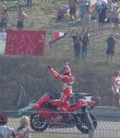 Biaggi juhlii voittoaan ja Moto GP -Kisan jälkeen radalla vallitsi kaaos. Kuva 2002 (c) Manu Hakola