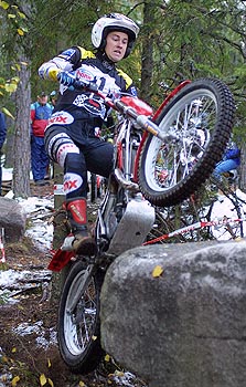 Joachim Hindrén on tämän vuoden trialin Suomen mestari. Nyt saavutettu mestaruus on Hindrénin kahdeksas henkilökohtainen SM-kulta. Kuva 2002 (c) Markus Ström
